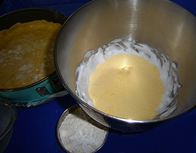 Eischnee steif schlagen,-Eigelb schaumig schlagen und auf den Eischnee geben