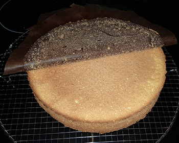 Backpapier abziehen auf einem Kuchengitter auskühlen lassen