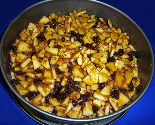 Apfel - gedeckter Apfelkuchen mit Rumrosinen