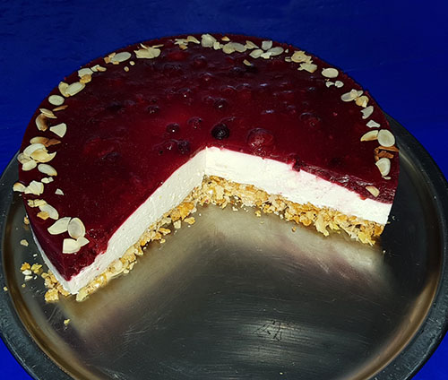 Joghurt-Sahnetorte mit roter Grütze